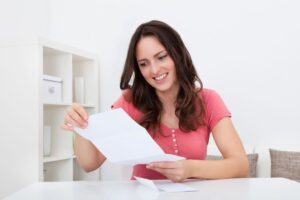 Ragazza legge felice documento