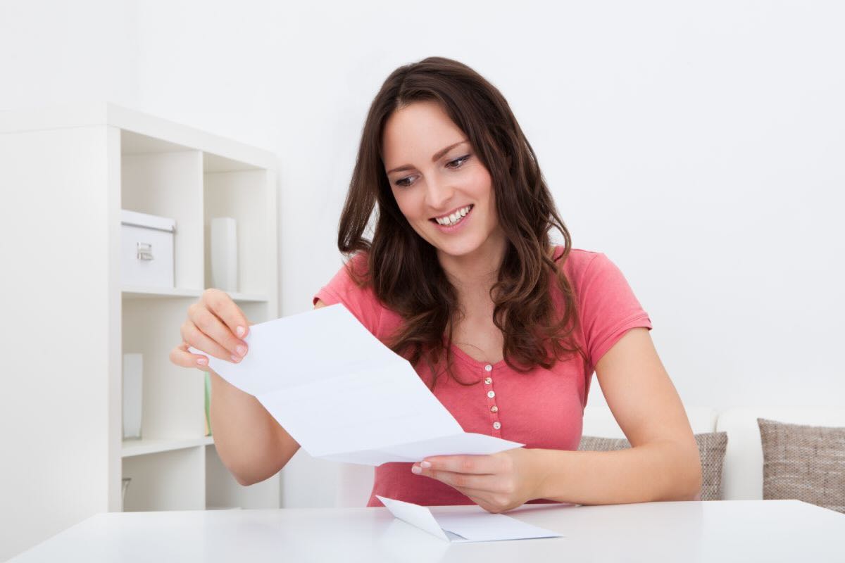 Ragazza legge felice documento