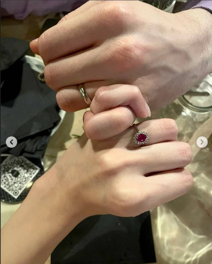 Le mani intrecciate di Anna e Simone con gli anelli di fidanzamento all'anulare