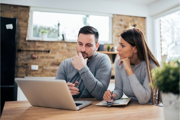 Coppia al PC pensierosa